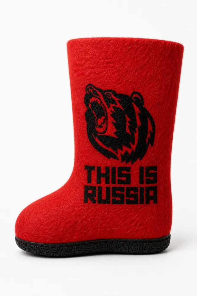 Красный валенок с рисунком медведя
